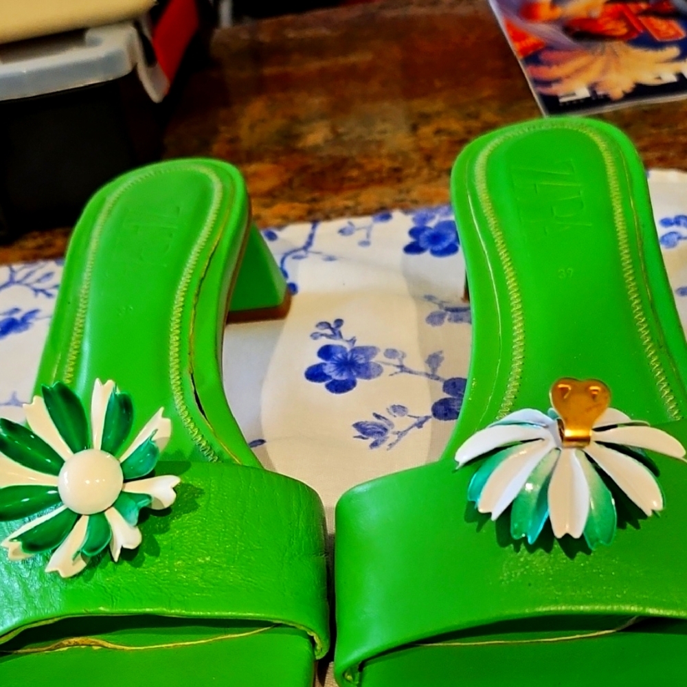 Green And White Floral  Women's Clip Ons